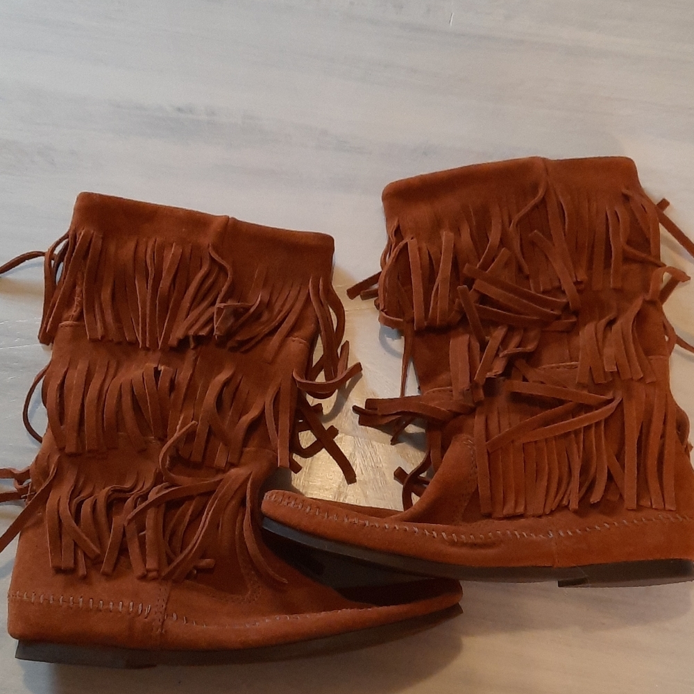 Womens moccasin fringe boots